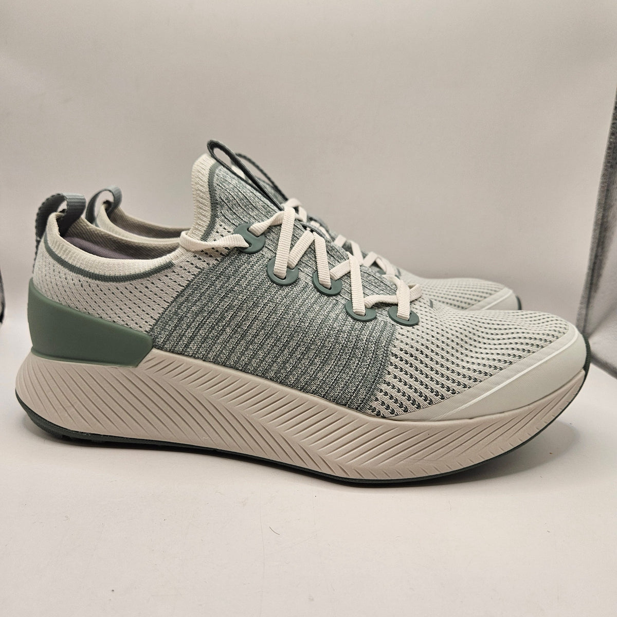 ALLBIRDS MEN'S 10.5 TREE GLIDER SEAGRASS PARCHMENT SOLE RUNNING SNEAKER A12293