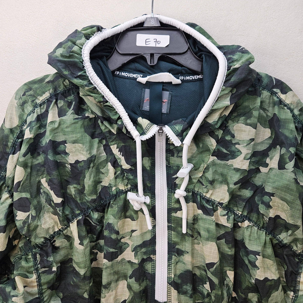 FP MOVEMENT FREE PEOPLE WOMEN'S LARGE CAMO READY SET GO WINDBREAKER JACKET GREEN