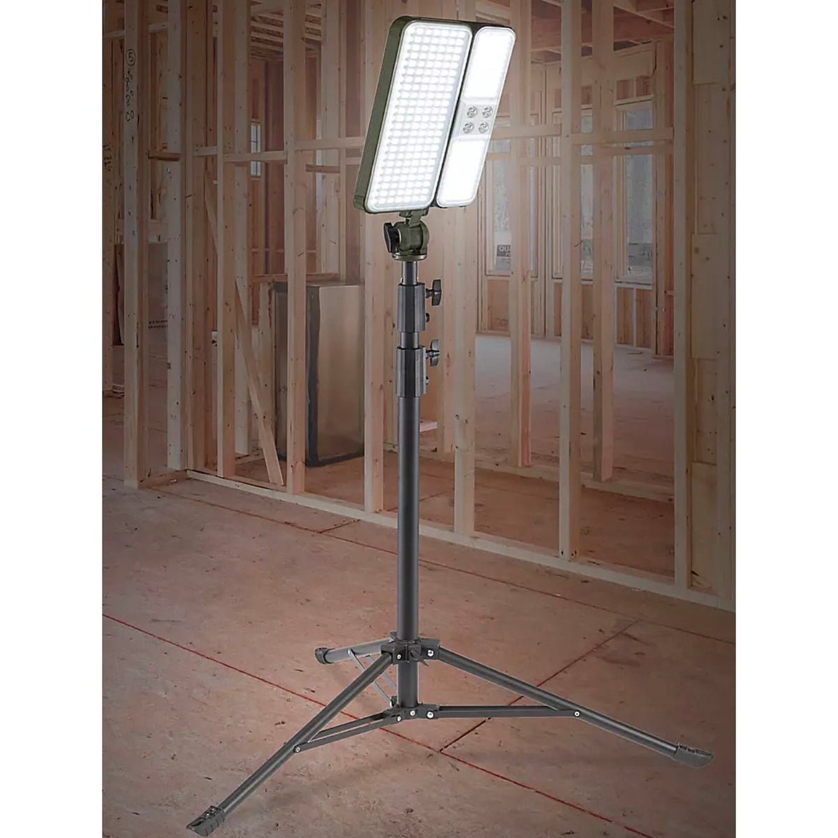 ULINE JOB SITE LIGHT RECHARGEABLE 30"X44-93" 3000 LUMENS RETAIL $125 NWOB