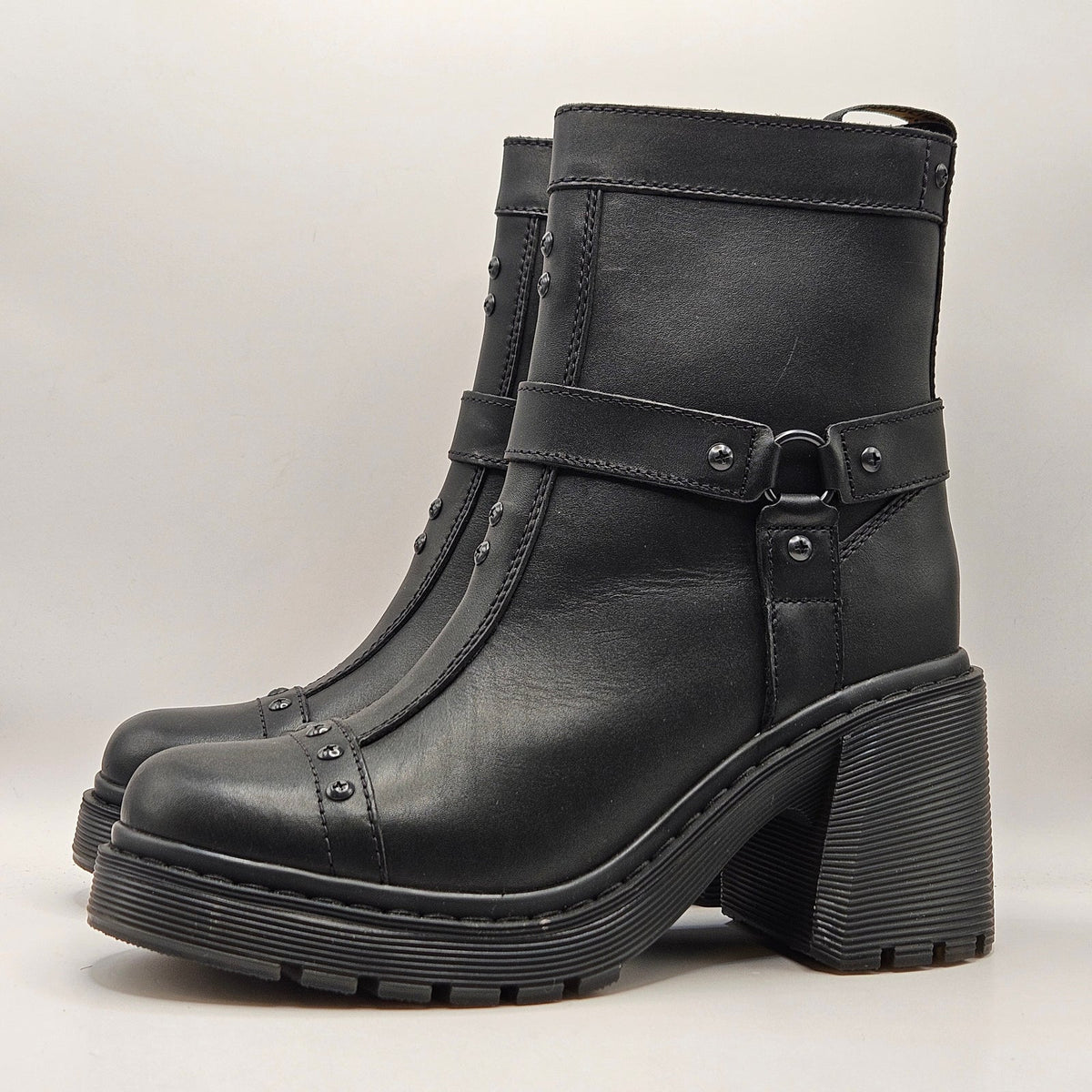 DR MARTENS WOMEN'S 10 SPENCE HRNS HEELED HARNESSED BOOT SMOOTH RUGGED 42614001