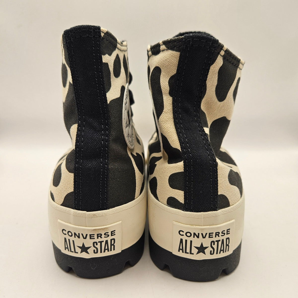 CONVERSE WOMEN'S 8 CHUCK TAYLOR ALL STAR LUGGED HIGH TOP COW PRINT BLACK WHITE