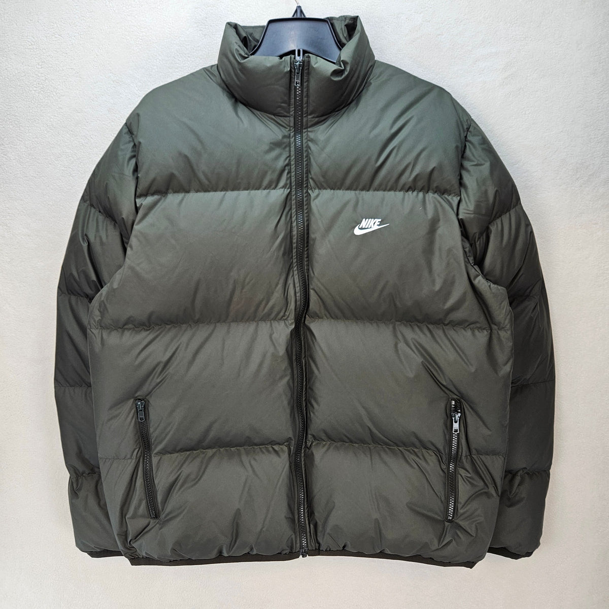 NIKE MEN'S MEDIUM CLUB THERMA FIT 650 DOWN PUFFER JACKET DARK GREEN IB2975-355