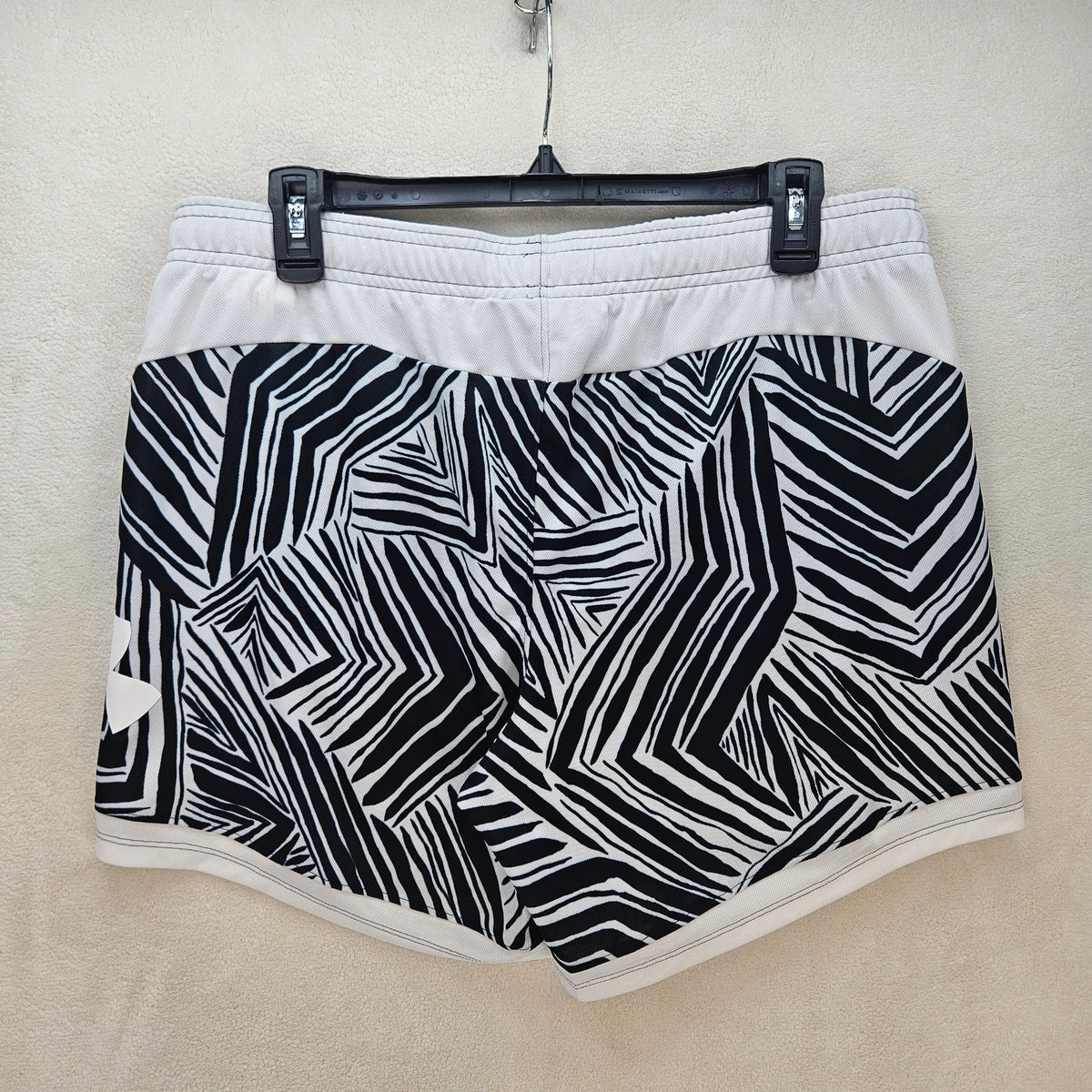 UNDER ARMOUR WOMEN'S LARGE BASELINE 6" BASKETBALL SHORTS BLACK WHITE ZEBRA NWT