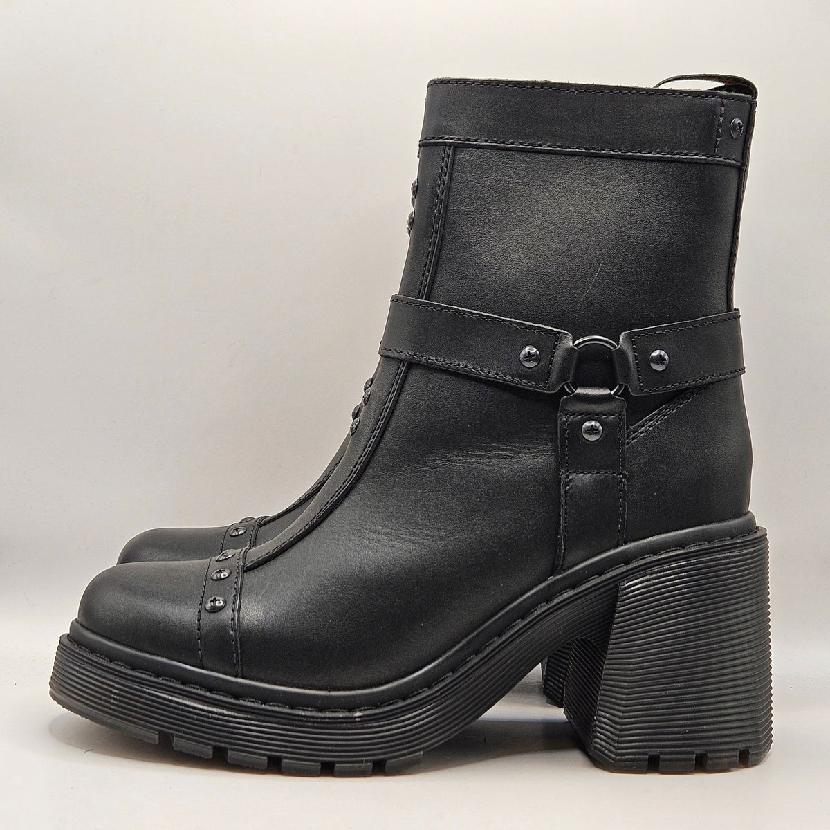 DR MARTENS WOMEN'S 10 SPENCE HRNS HEELED HARNESSED BOOT SMOOTH RUGGED 42614001