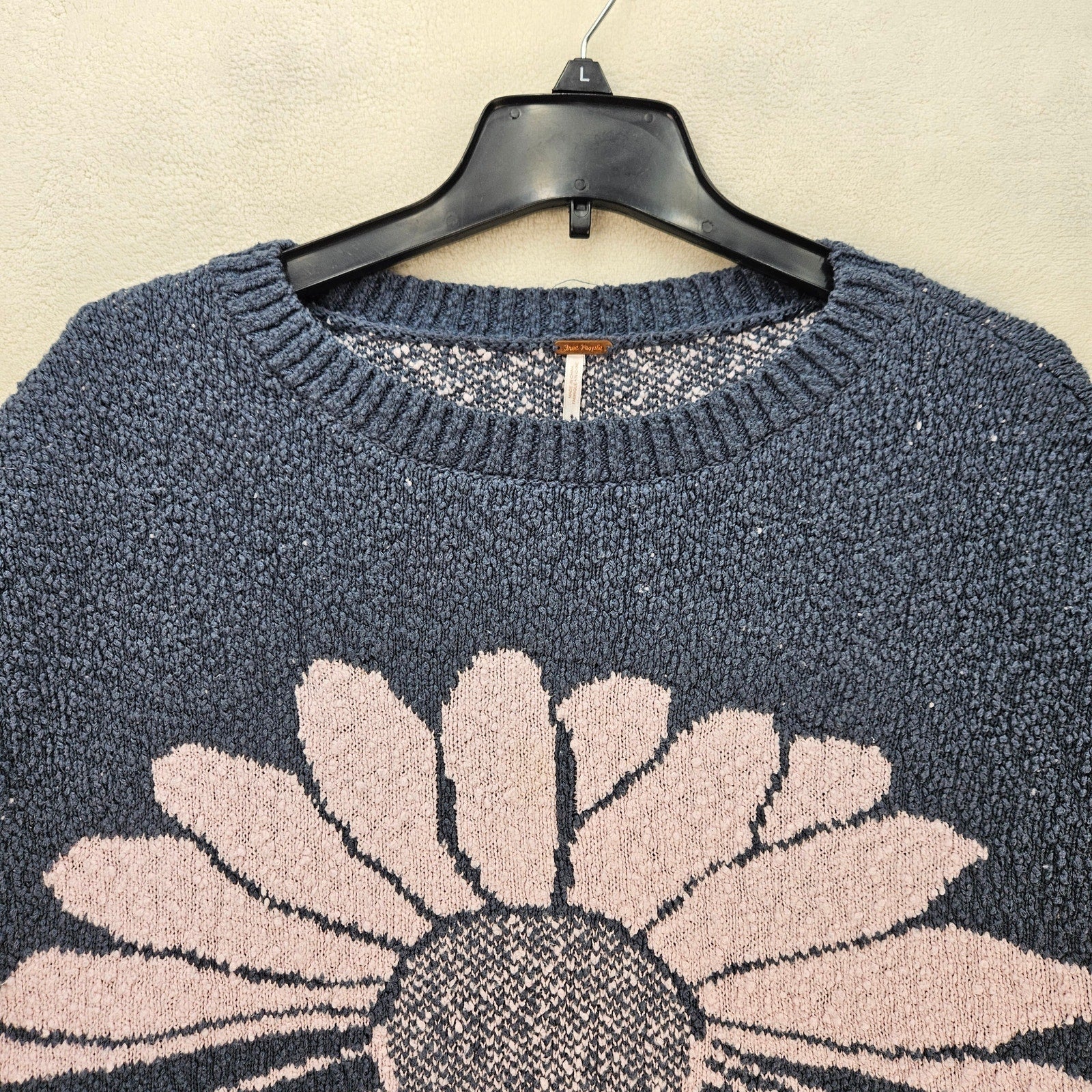 FREE PEOPLE XS OVERSIZED DAISY FLOWER CHUNKY KNIT SWEATER BLUE PINK PULLOVER