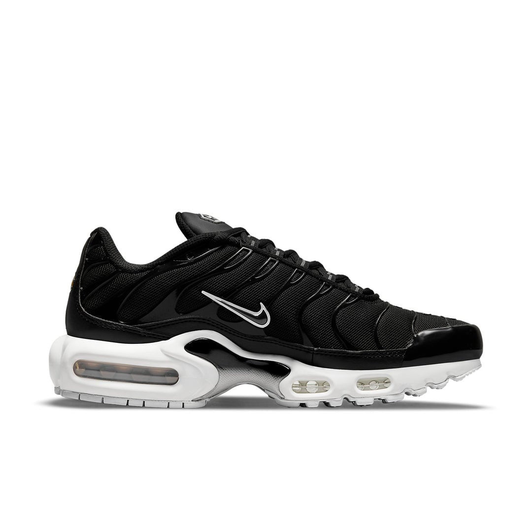 NIKE WOMEN'S 6 AIR MAX PLUS BLACK WHITE LOW TOP SNEAKERS DM2362-001