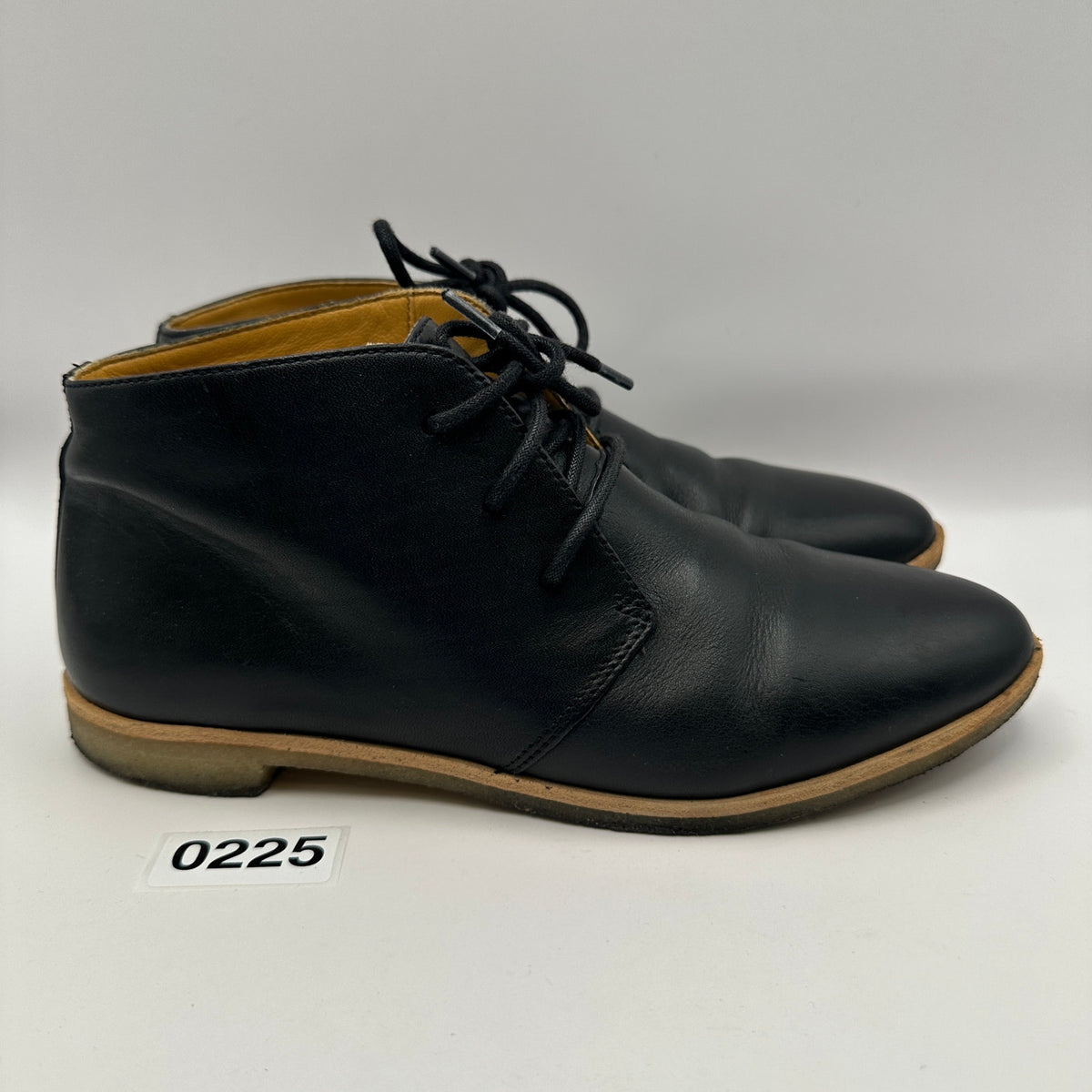 Clarks Women's 7.5 Leather Boot Gum bottom Black Leather
