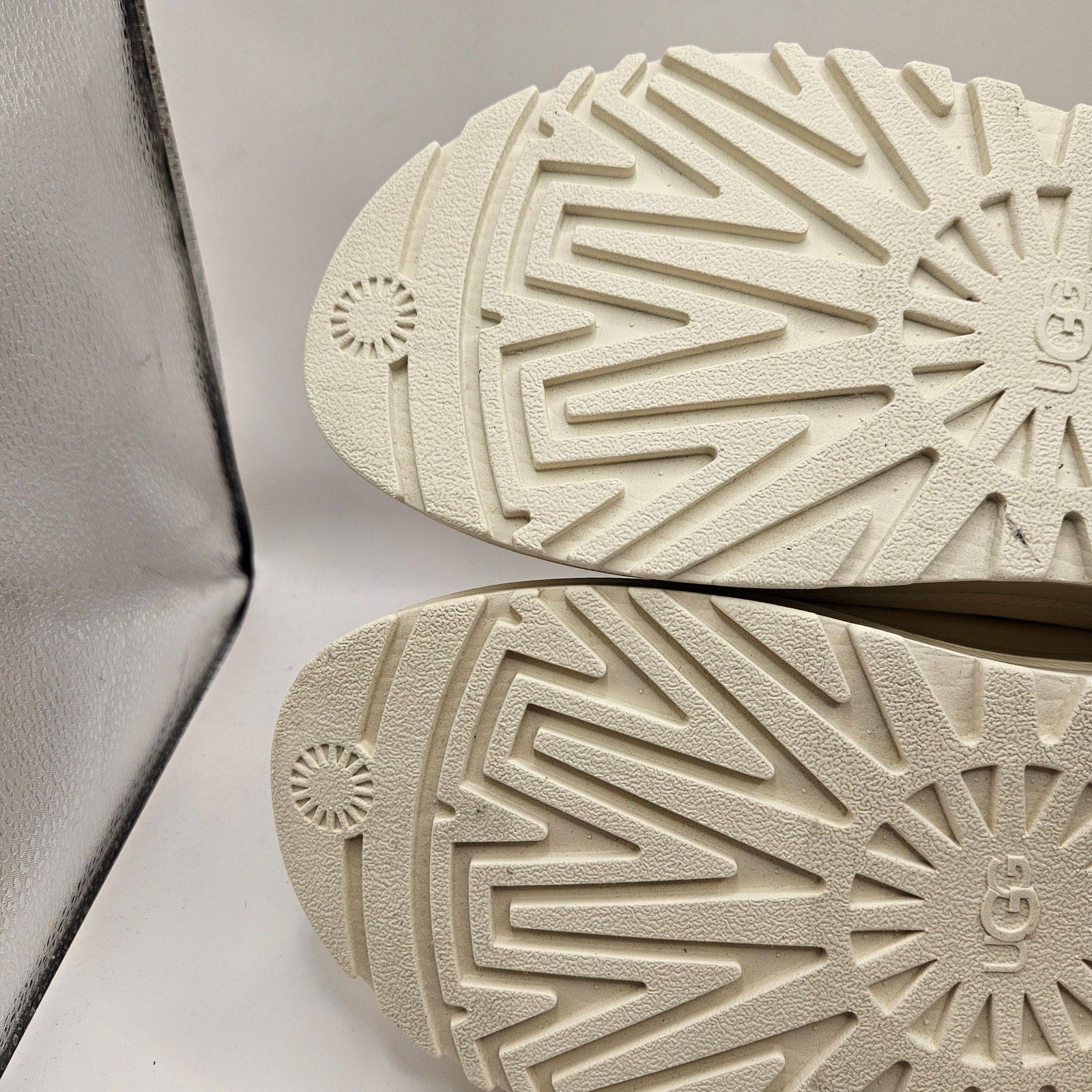 UGG WOMEN'S 11 GOLDENGLOW PLATFORM SLIDES SANDALS IN SAND NWOB 1167430