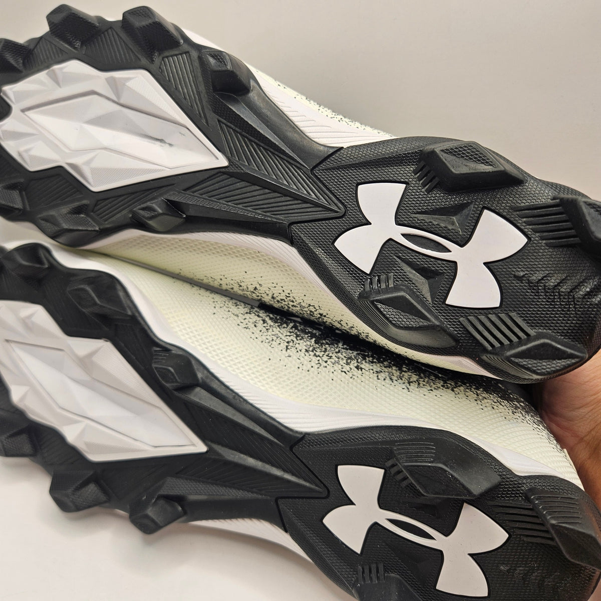 UNDER ARMOUR MEN'S 16 SPOTLIGHT FRANCHISE 2.0 FOOTBALL CLEATS NWOB BLACK WHITE