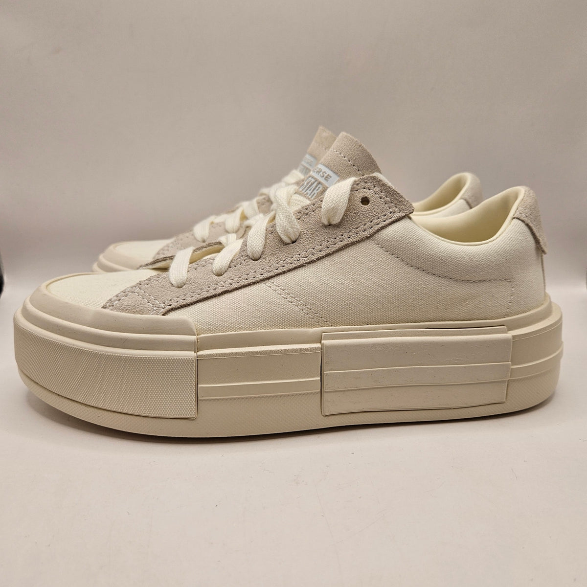 CONVERSE WOMEN'S 8.5 CHUCK TAYLOR ALL STAR CRUISE LOW WHITE CANVAS SUEDE A08788C