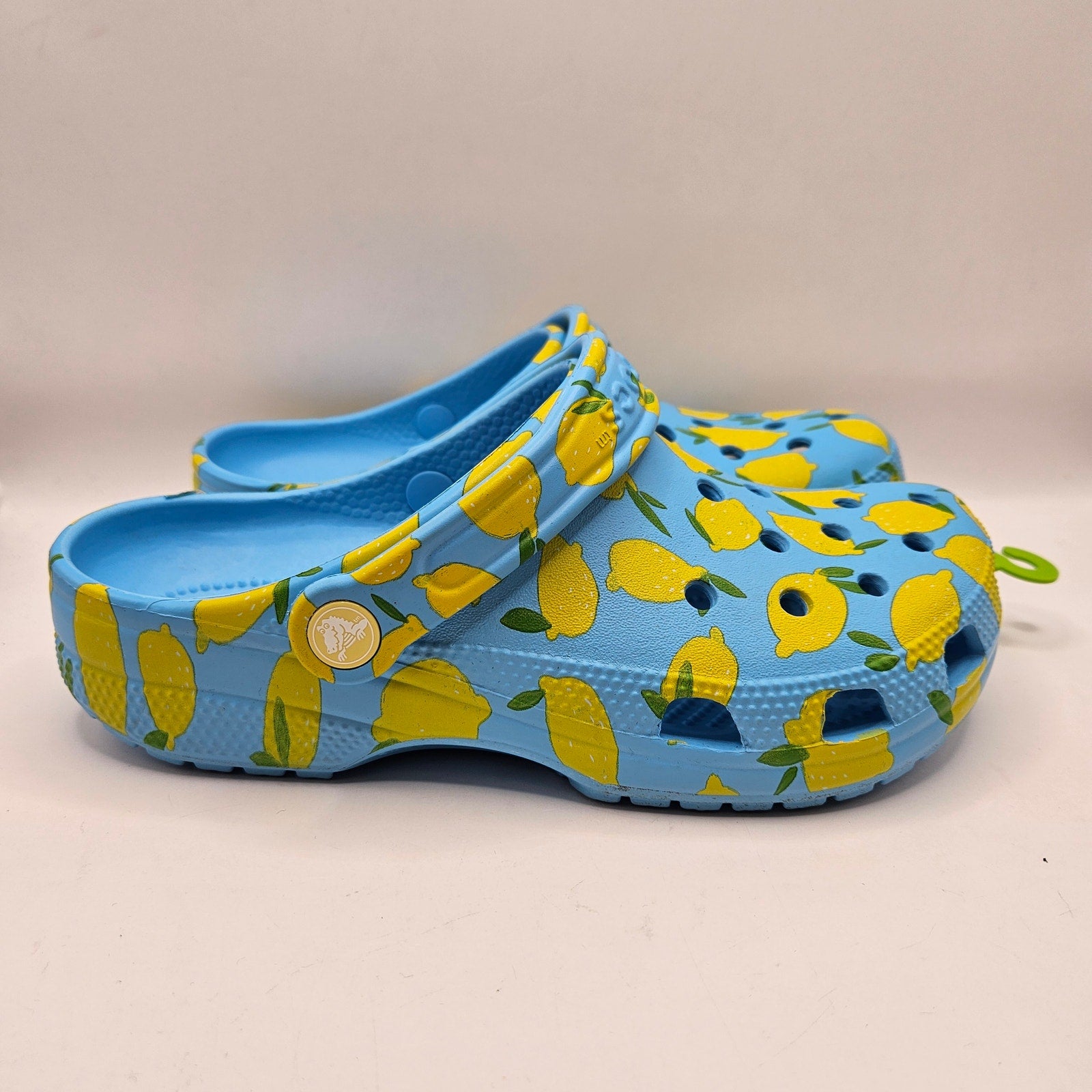CROCS M5 W7 CLASSIC FRESH FRUITS LEMON PRINT CLOG BLUE YELLOW NWT 211008-4WD