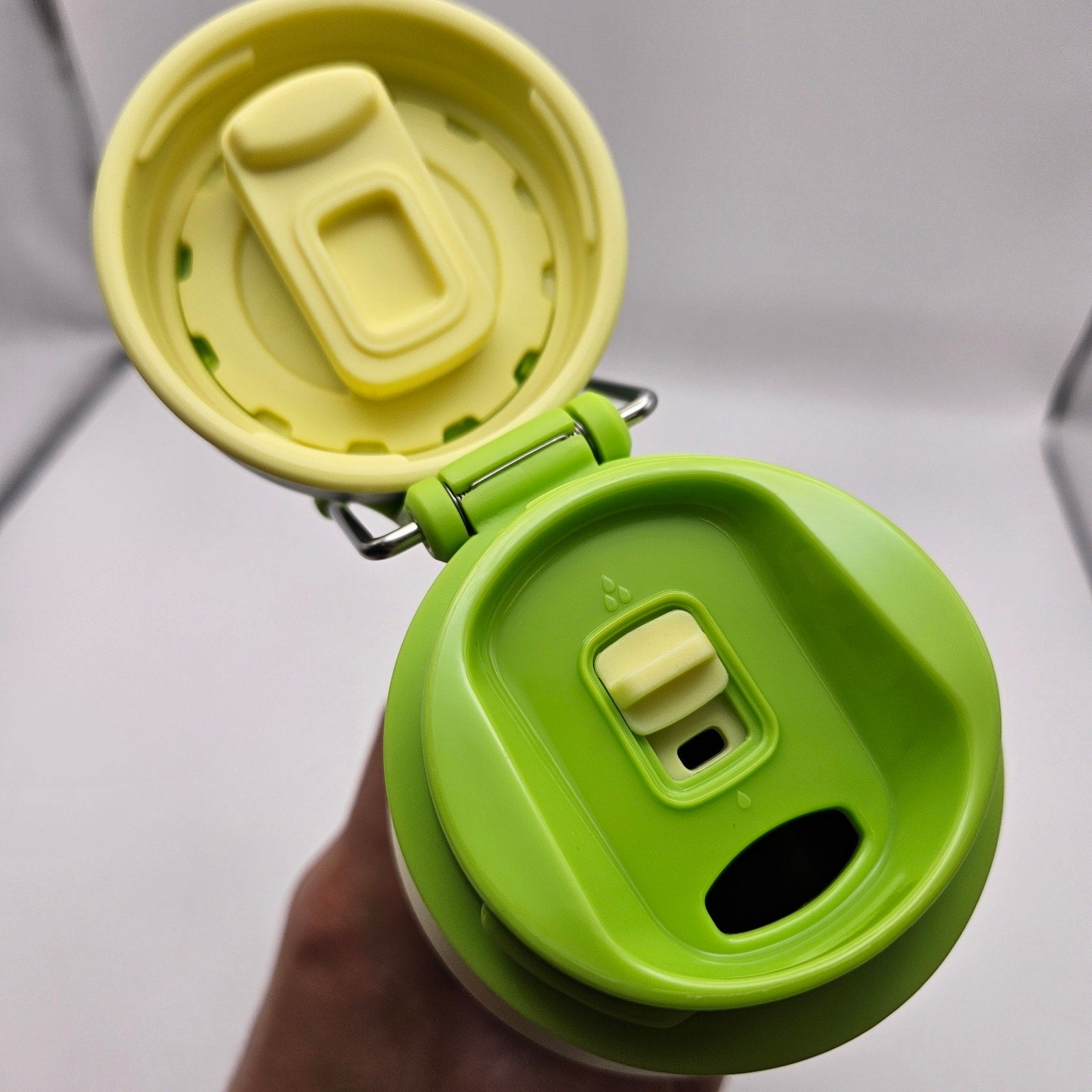STANLEY THE ICEFLOW 24oz BOTTLE WITH TWIST FLIP LID POMELO