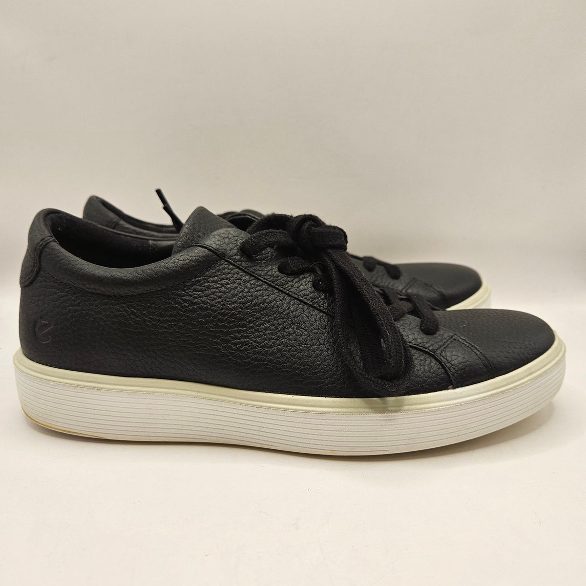 ECCO WOMEN'S 8.5 SOFT 60 LEATHER SNEAKER LOW TOP BLACK WHITE 58240401001