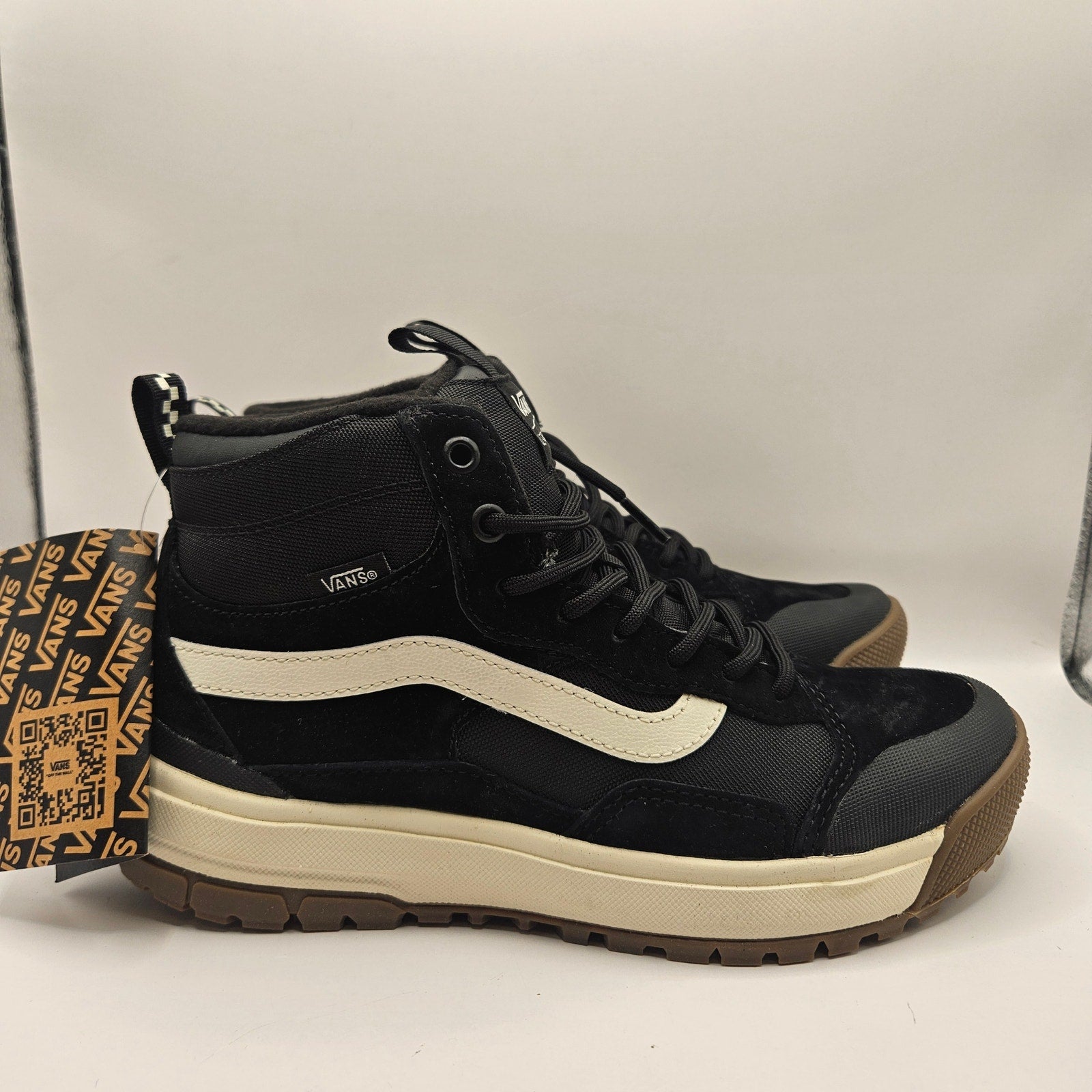 VANS WOMEN'S 8.5 ULTRARANGE EXO HI MTE-1 BOOT BLACK MARSHMALLOW WHITE NWOB