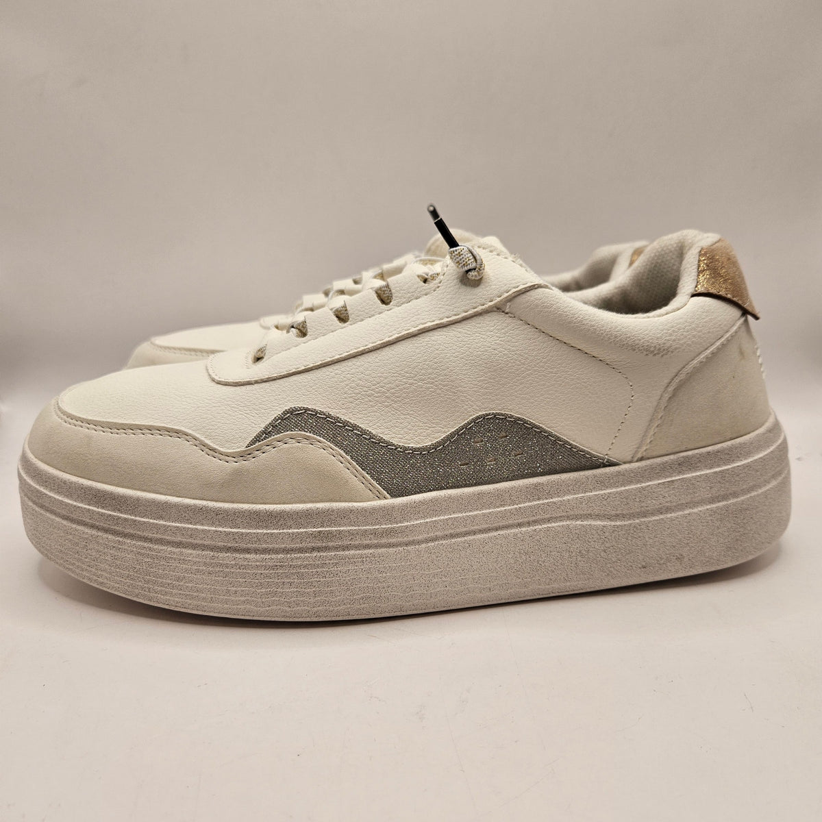 HEY DUDE WOMEN'S 9 HUDSON LIFT METALLIC SNEAKERS WHITE 41985-100