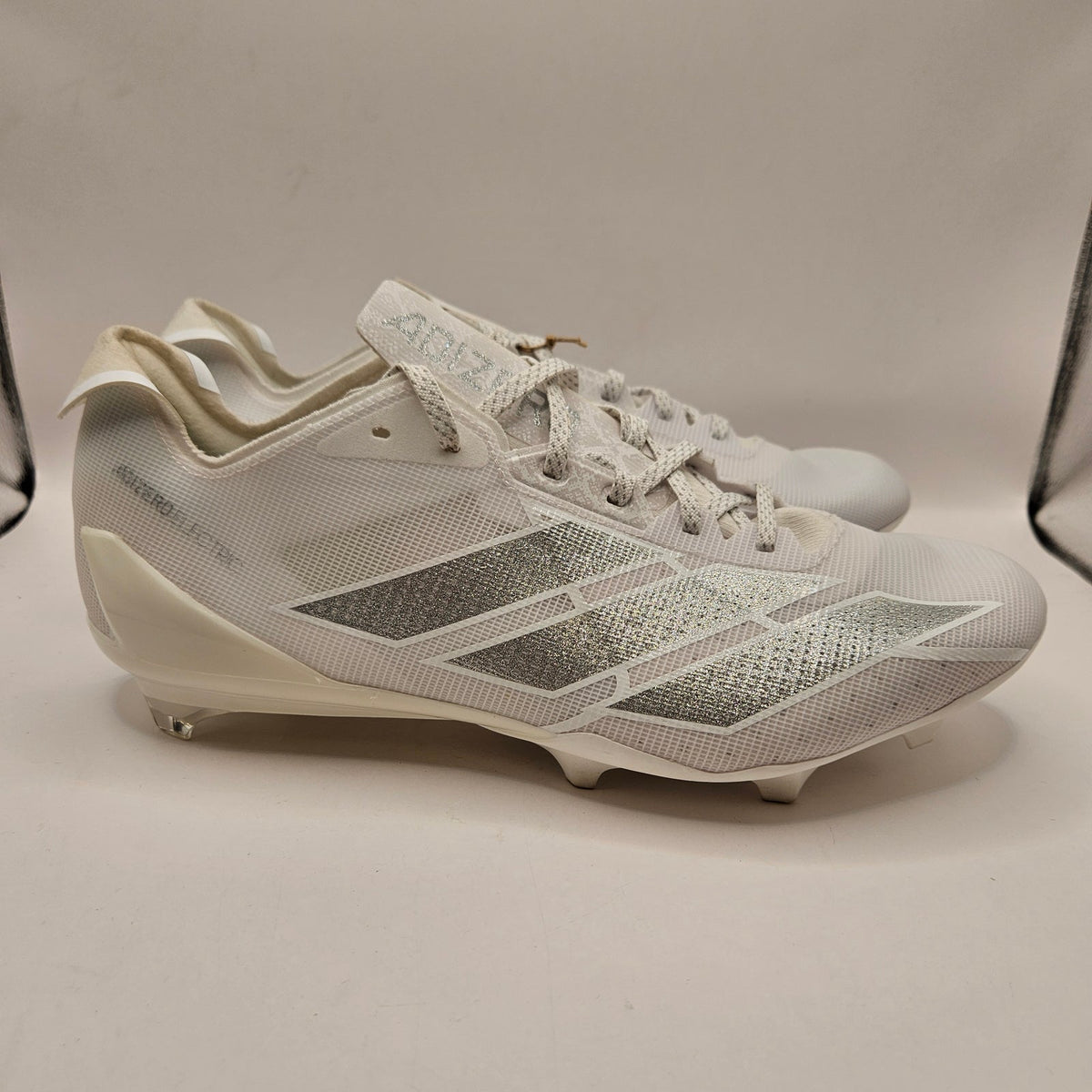 ADIDAS MEN'S 10.5 ELECTRIC FOOTBALL. CLEATS WHITE SILVER IE6286
