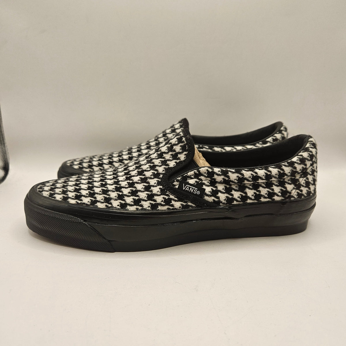 VANS WOMEN'S 8 SLIP ON BLACK WHITE HOUNDSTOOTH LOW TOP SNEAKERS NWOB
