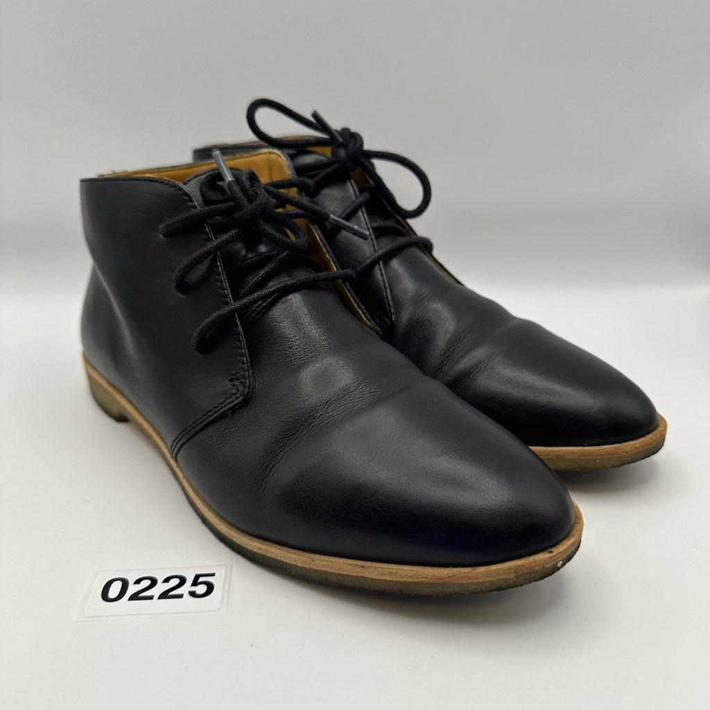 Clarks Women's 7.5 Leather Boot Gum bottom Black Leather