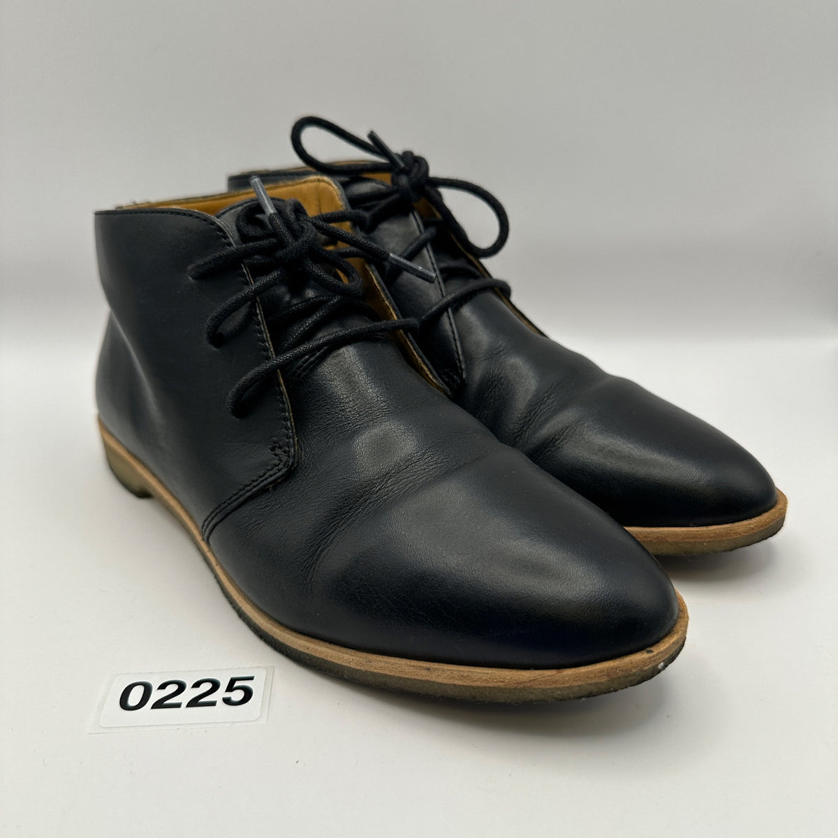 Clarks Women's 7.5 Leather Boot Gum bottom Black Leather
