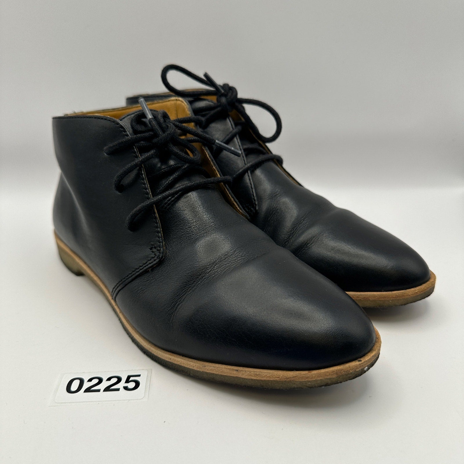 Clarks Women's 7.5 Leather Boot Gum bottom Black Leather