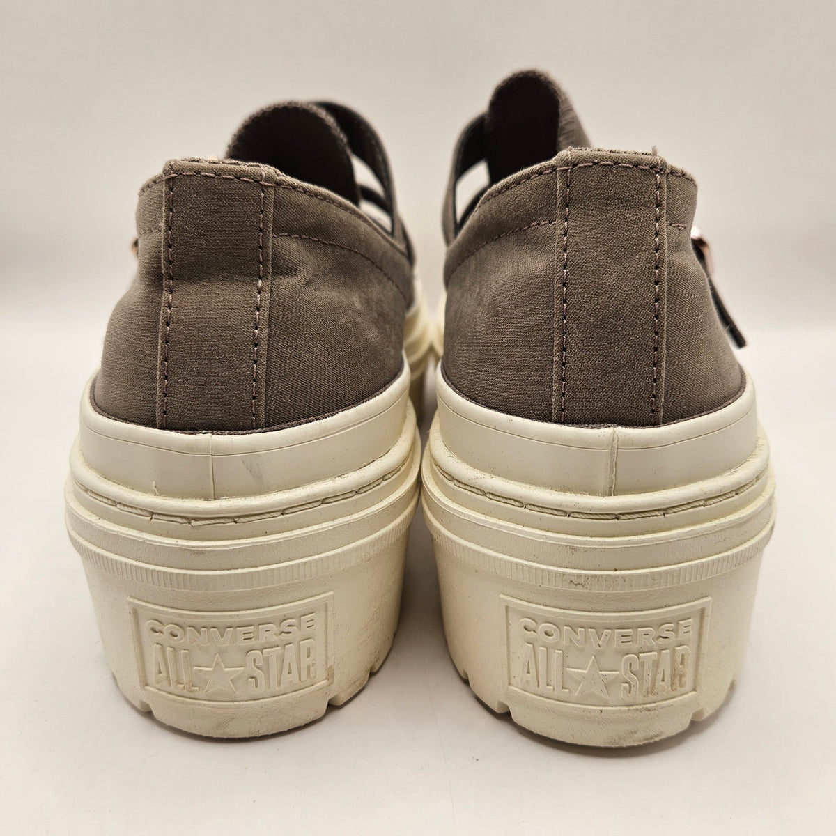 CONVERSE WOMEN'S 8.5 CTAS LUGGED HEEL MARY JANE PLATFORM SNEAKERS GREY A13552C