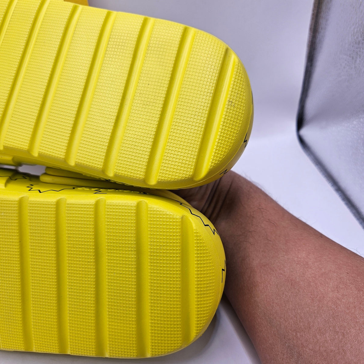 ADIDAS MEN'S 10 THE SIMPSONS ADILETTE CLOG YELLOW BLACK SANDAL HQ2580