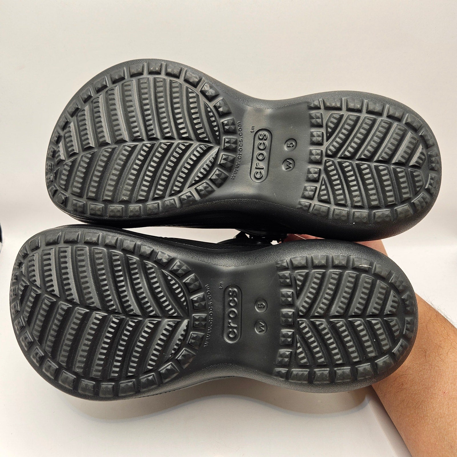 CROCS WOMEN'S 5 BAE STUDDED CLOG BLACK PLATFORM NWOB 211626-001