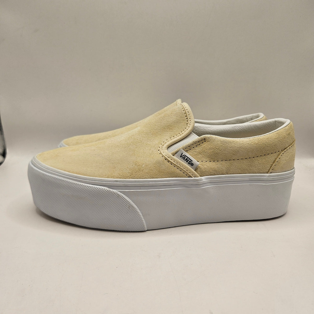 VANS WOMEN'S 6.5 SLIP ON PLATFORM PALE YELLOW SUEDE LO TOP SNEAKER NWOB