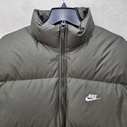 NIKE MEN'S MEDIUM CLUB THERMA FIT 650 DOWN PUFFER JACKET DARK GREEN IB2975-355