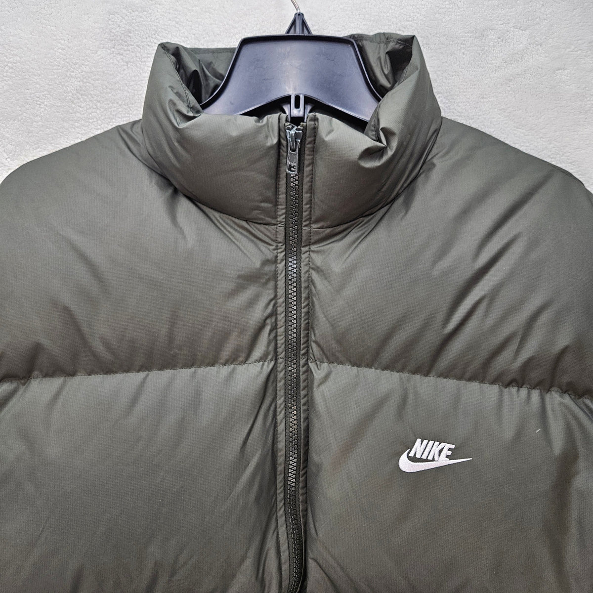 NIKE MEN'S MEDIUM CLUB THERMA FIT 650 DOWN PUFFER JACKET DARK GREEN IB2975-355