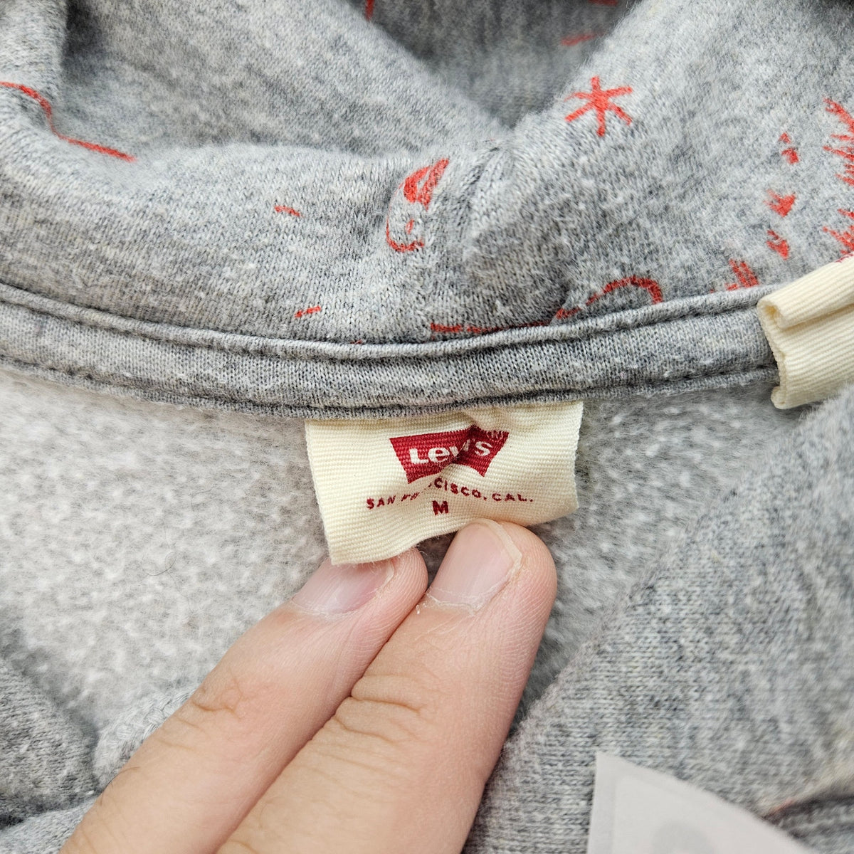 LEVI'S MEDIUM VINTAGE GRAY GRAPHIC PULLOVER HOODIE SMILEY FACE STRAWBERRY
