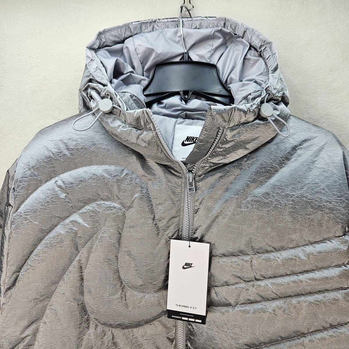 NIKE WOMEN'S MEDIUM THERMA-FIT SWOOTH METALLIC SILVER DOWN JACKET IB2003-095
