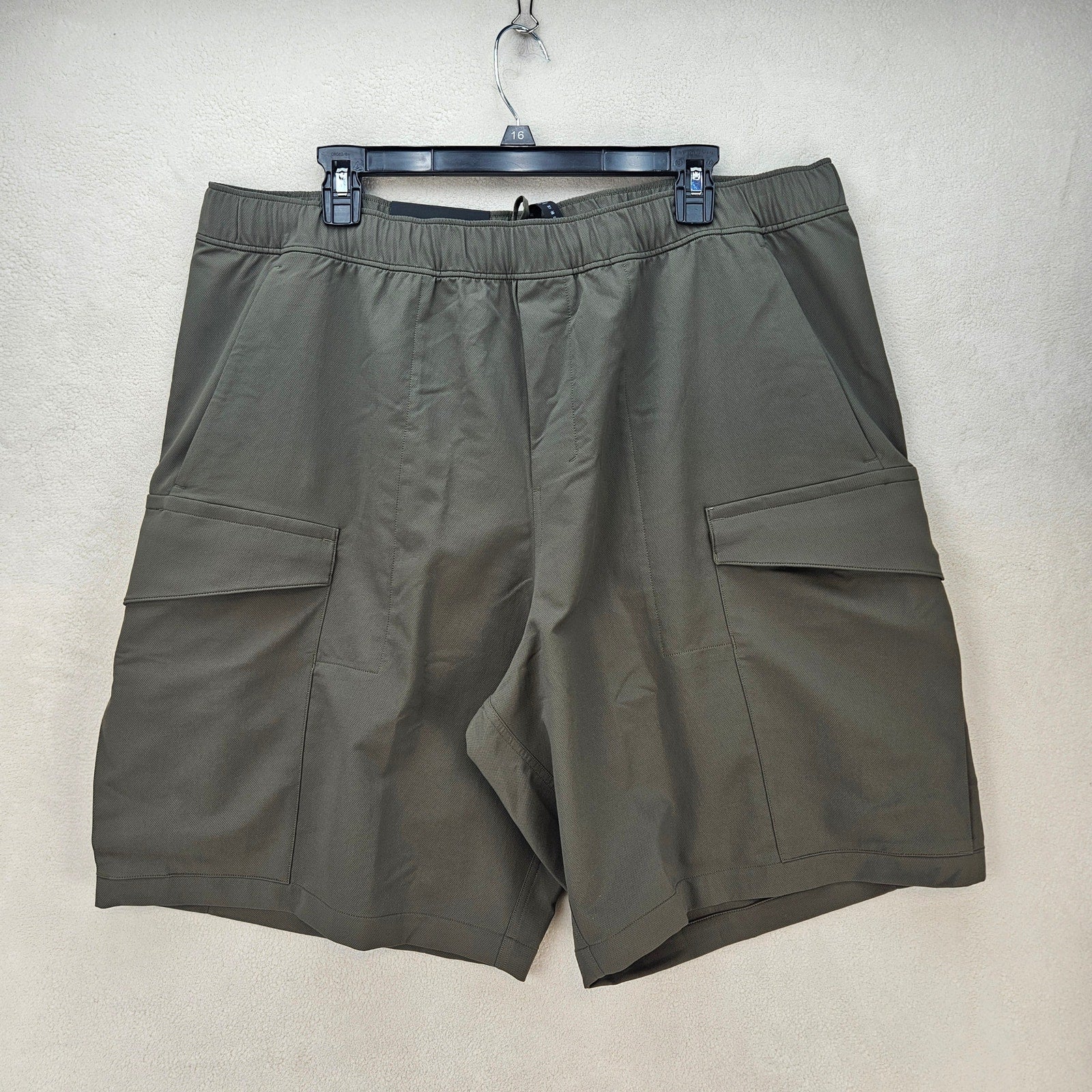 LULULEMON MEN'S XXL CARGO POCKET SHORTS OLIVE GREEN NWT