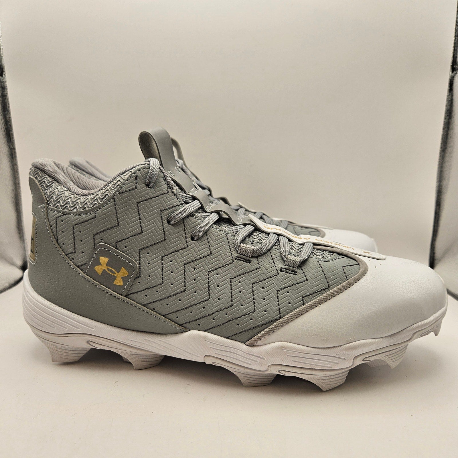 UNDER ARMOUR MEN'S 11.5 BASEBALL CLEATS WHITE GRAY GOLD METALL FREE MOLDED NWOB