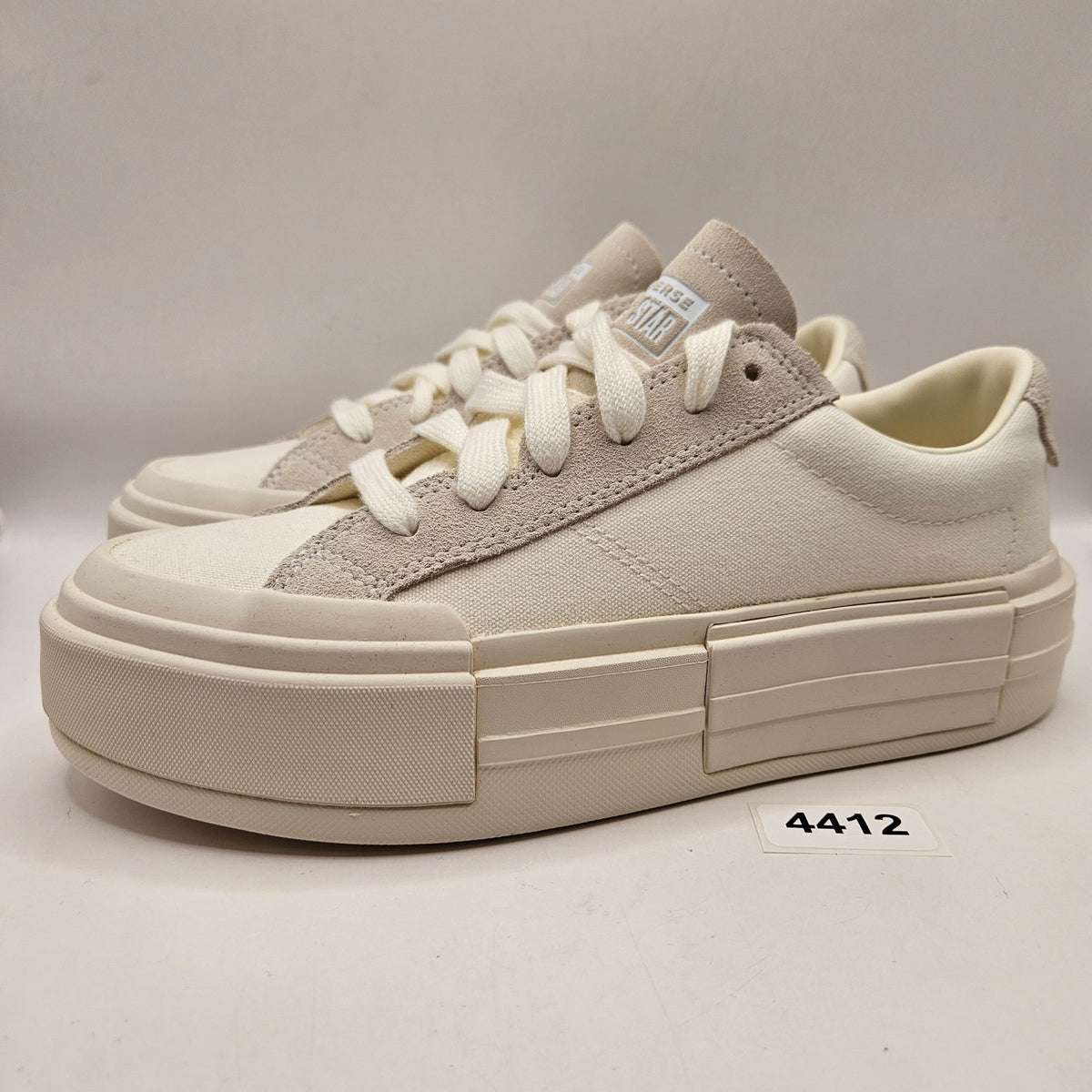 CONVERSE WOMEN'S 9 CHUCK TAYLOR ALL STAR CRUISE LOW WHITE CANVAS SUEDE A08788C