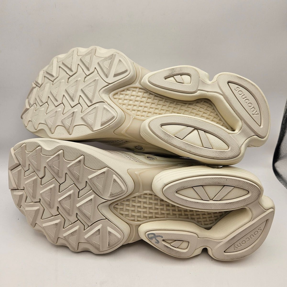 SAUCONY UNISEX 9.5 PROGRID TRIUMPH 4 CREAM IVORY MESH RUNNING SHOES NWOB
