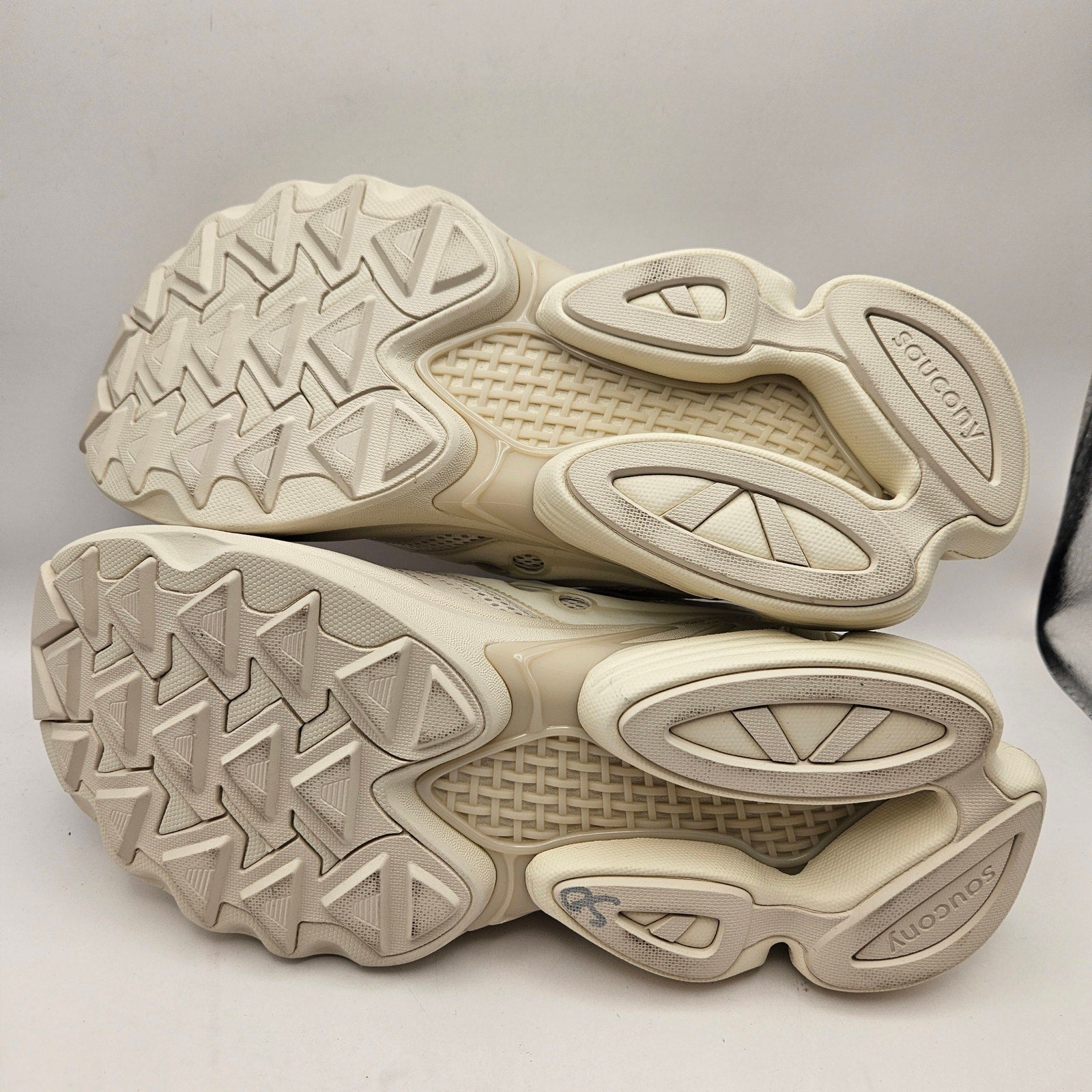 SAUCONY UNISEX 9.5 PROGRID TRIUMPH 4 CREAM IVORY MESH RUNNING SHOES NWOB