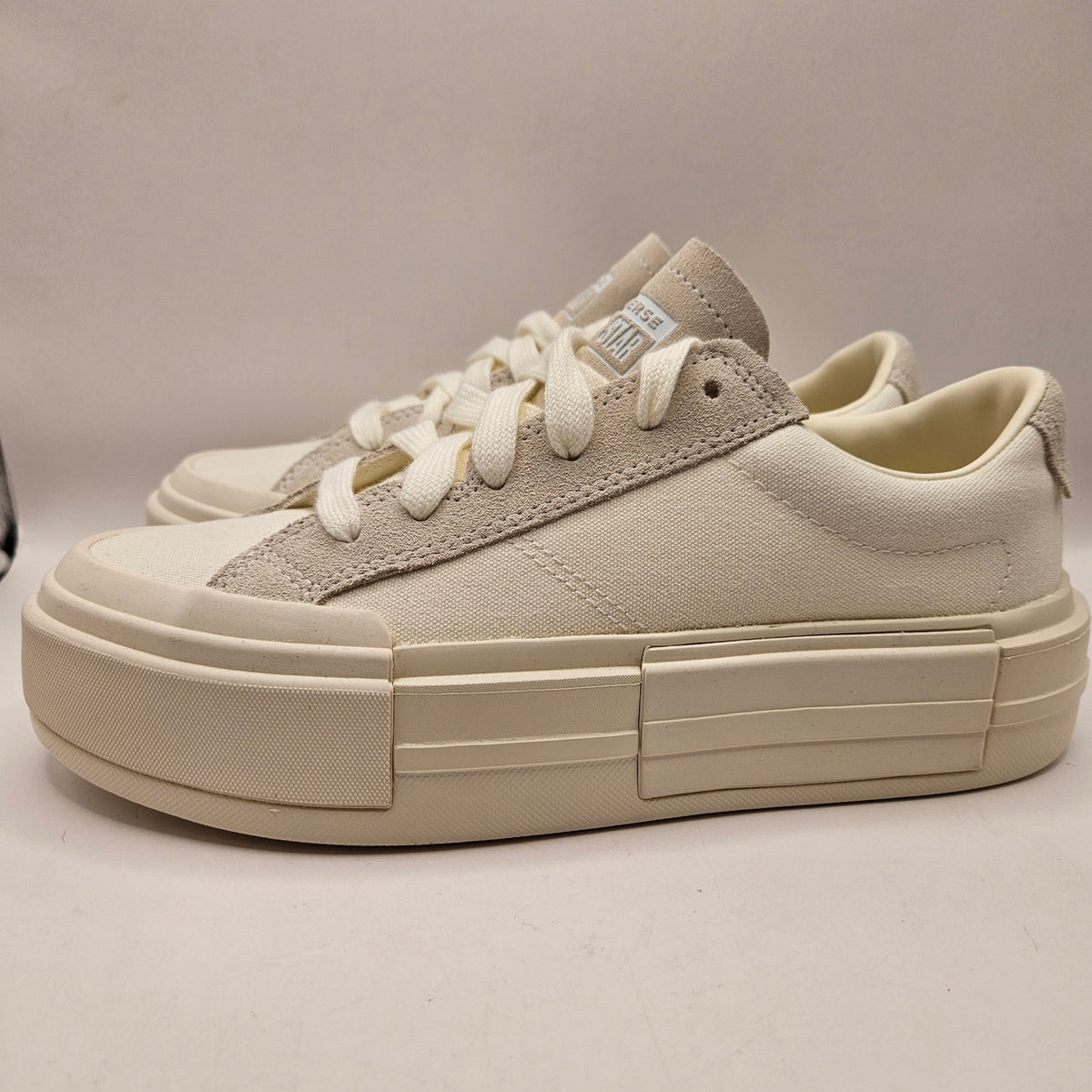 CONVERSE WOMEN'S 9 CHUCK TAYLOR ALL STAR CRUISE LOW WHITE CANVAS SUEDE A08788C