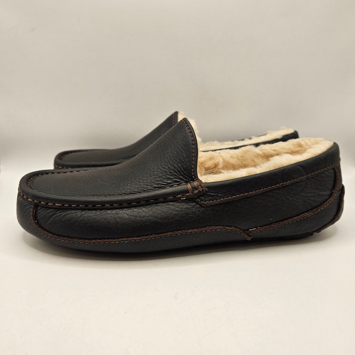 UGG MEN'S 8 ASCOT DARK SPICE BROWN LEATHER SLIPPERS LOAFER 5379