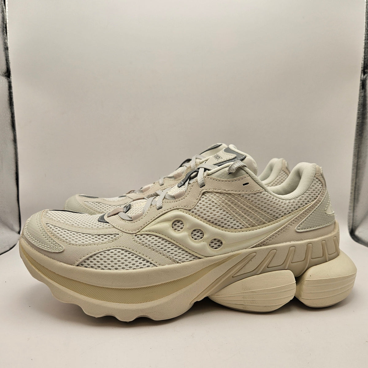 SAUCONY UNISEX 9.5 PROGRID TRIUMPH 4 CREAM IVORY MESH RUNNING SHOES NWOB