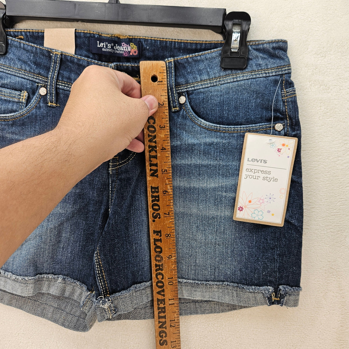 LEVI'S JUNIORS SIZE 5 DENIM SHORTS MEDIUM WASH CUFFED STRETCH JEAN SHORTS NWT