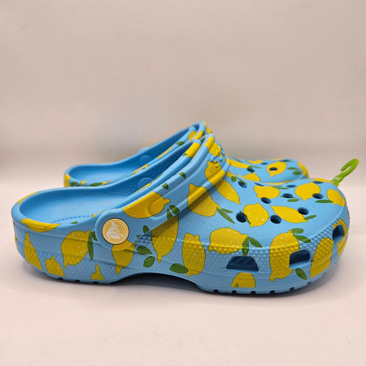 CROCS M6 W8 CLASSIC FRESH FRUITS LEMON PRINT CLOG BLUE YELLOW NWT 211008-4WD