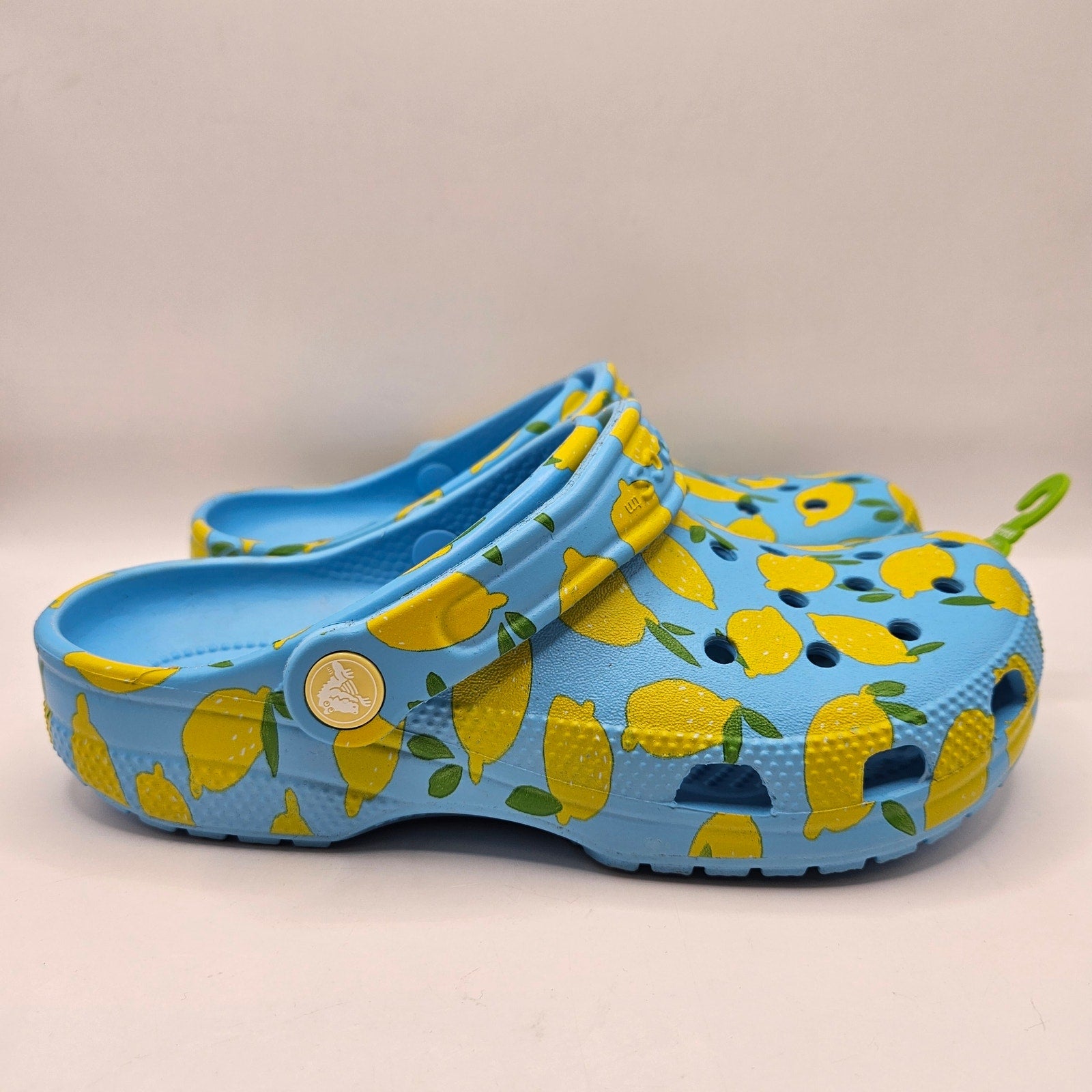 CROCS M6 W8 CLASSIC FRESH FRUITS LEMON PRINT CLOG BLUE YELLOW NWT 211008-4WD