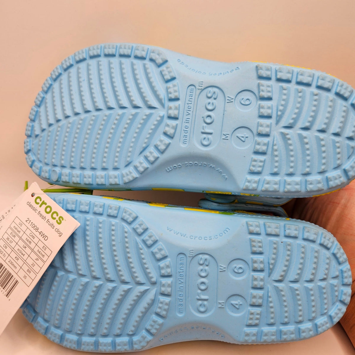 CROCS M6 W8 CLASSIC FRESH FRUITS LEMON PRINT CLOG BLUE YELLOW NWT 211008-4WD