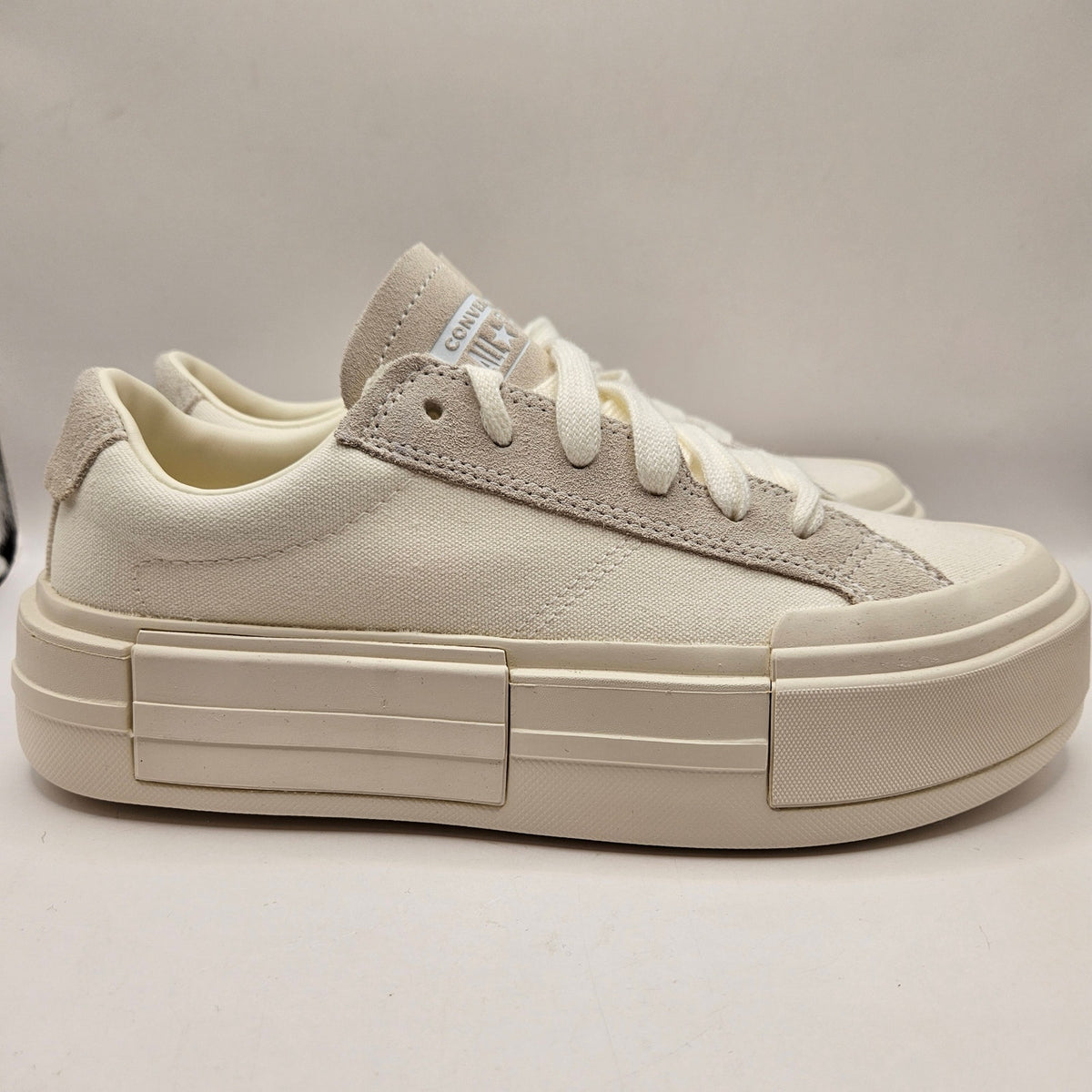 CONVERSE WOMEN'S 9 CHUCK TAYLOR ALL STAR CRUISE LOW WHITE CANVAS SUEDE A08788C
