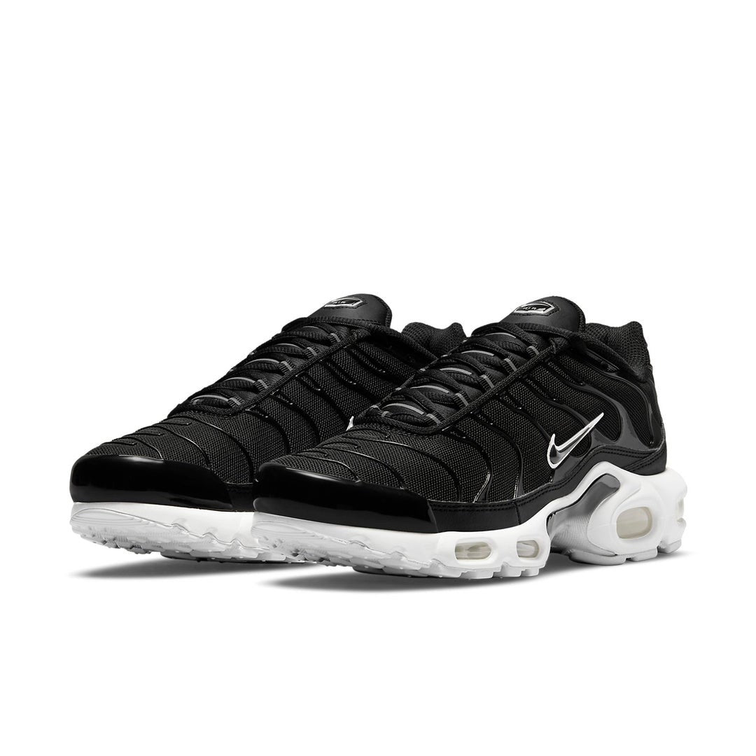 NIKE WOMEN'S 6 AIR MAX PLUS BLACK WHITE LOW TOP SNEAKERS DM2362-001