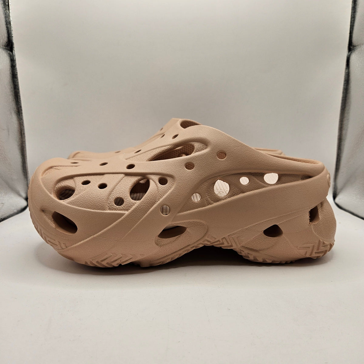 CROCS WOMEN'S 11 CAGE CLOG SLIDE 211141-7AF CARAMEL