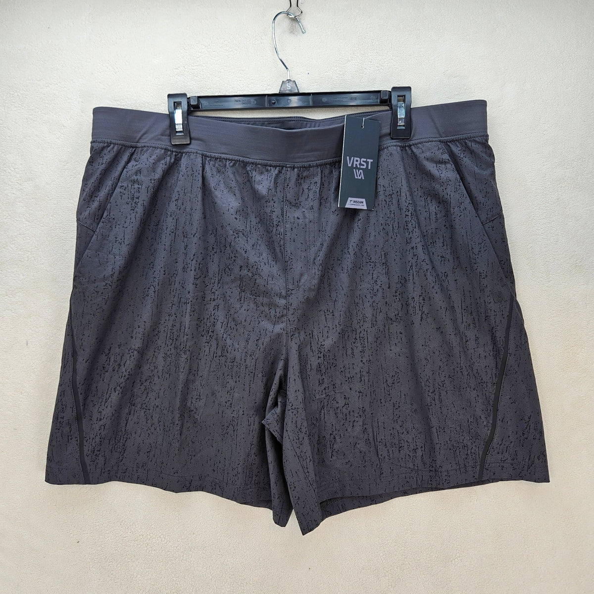 VRST MEN'S XXL 7 IN INSEAM LINED PRINT SCRATCH GRAPHIC CHARCOAL NWT