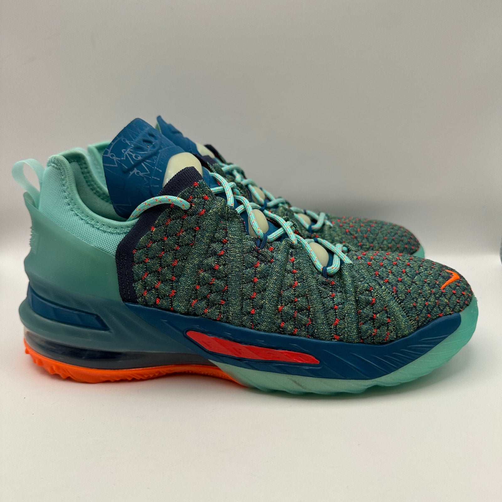 NIKE LEBRON KIDS' 6Y GS We Are Family Hyper Crimson CW2760-300 Green