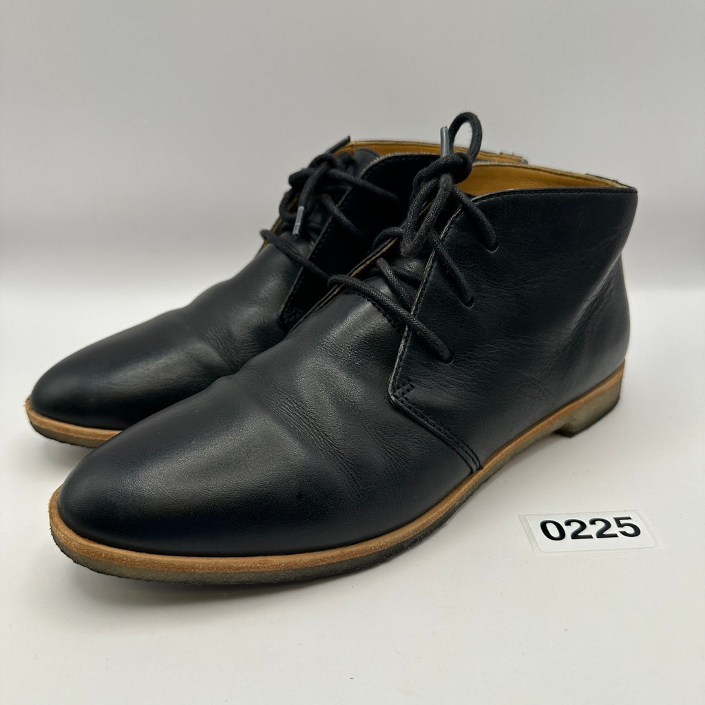 Clarks Women's 7.5 Leather Boot Gum bottom Black Leather